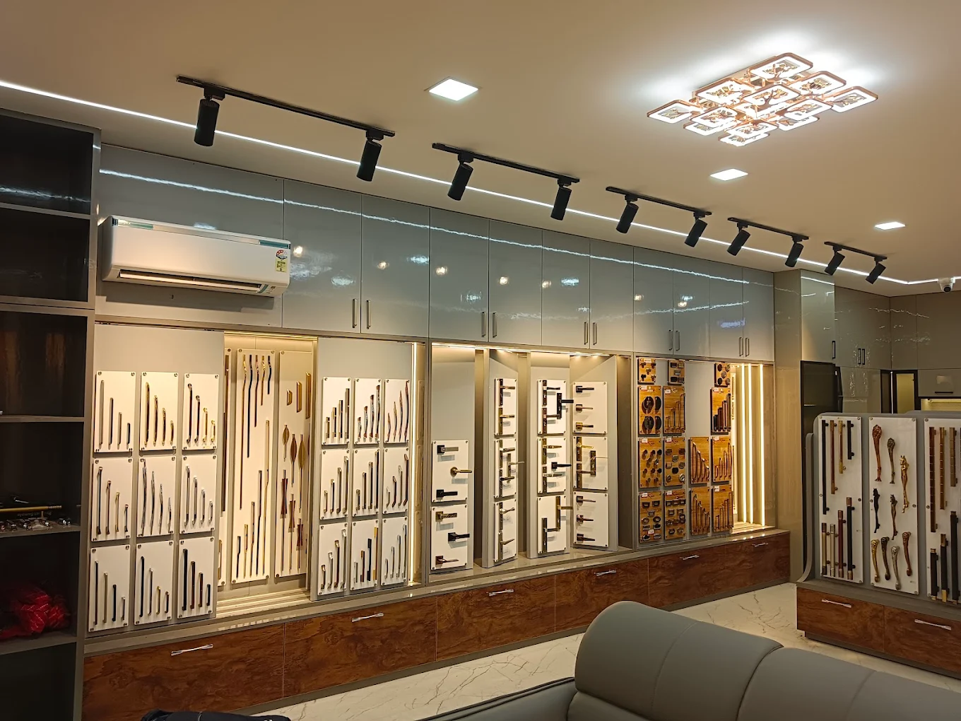 Exclusive Hardware Display